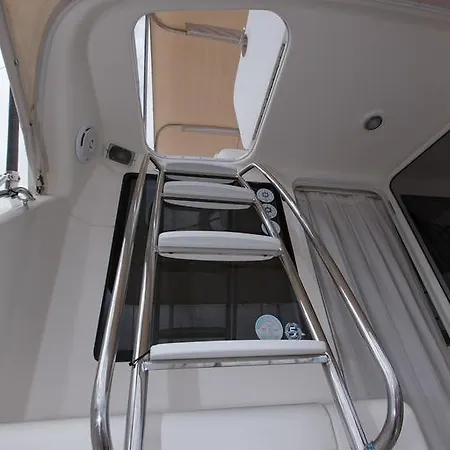 Botel Yaku Wayra Charter