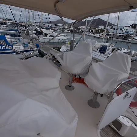 Botel Yaku Wayra Charter