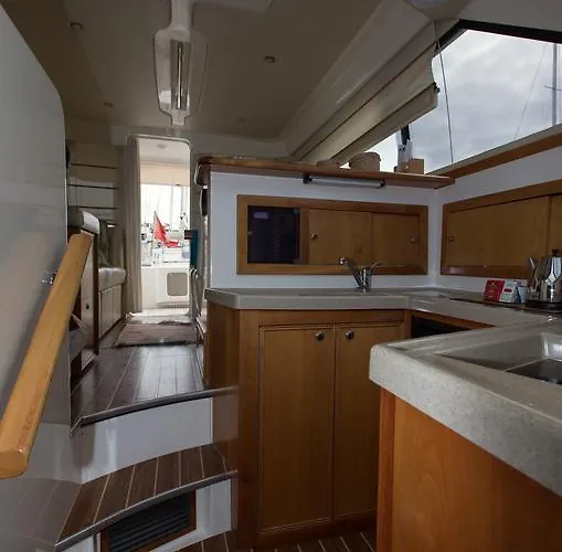 Båthotell Yaku Wayra Charter