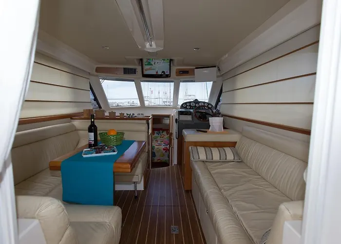 Båthotell Yaku Wayra Charter *