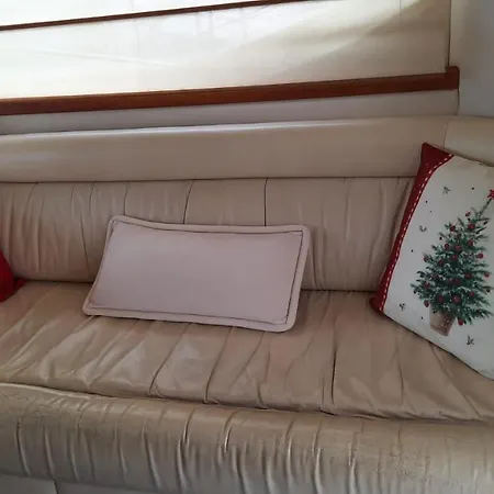 Yaku Wayra Charter Botel *