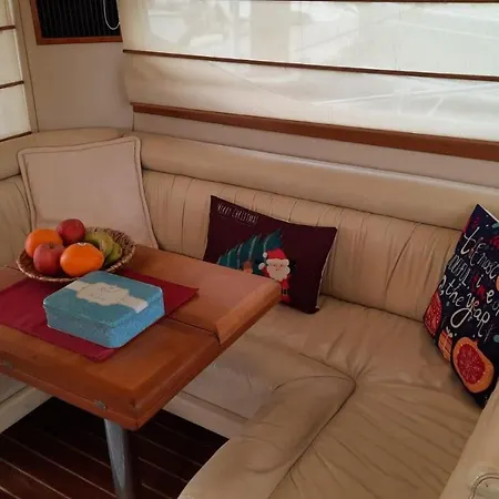 Yaku Wayra Charter Botel