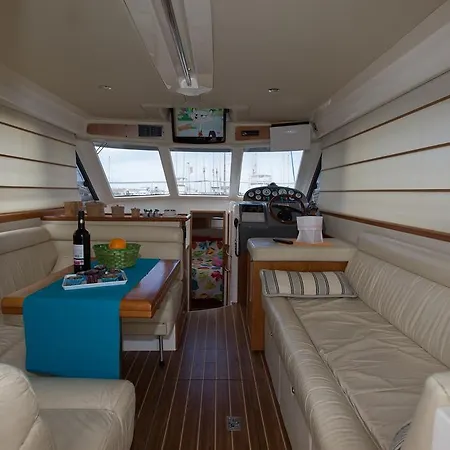 보트호텔 Yaku Wayra Charter *