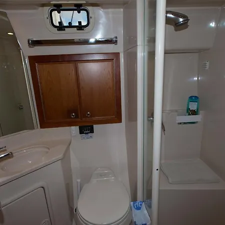 Yaku Wayra Charter 보트호텔 *