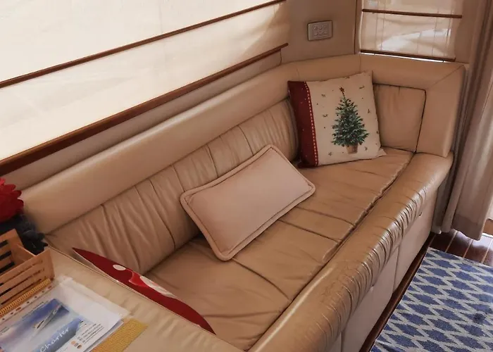 Yaku Wayra Charter 船屋 *