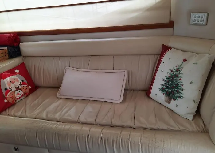 Yaku Wayra Charter 船屋 *