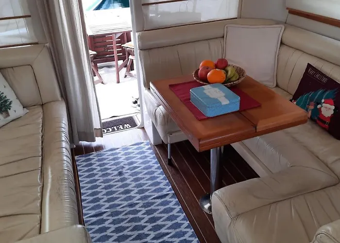 Yaku Wayra Charter Botel *