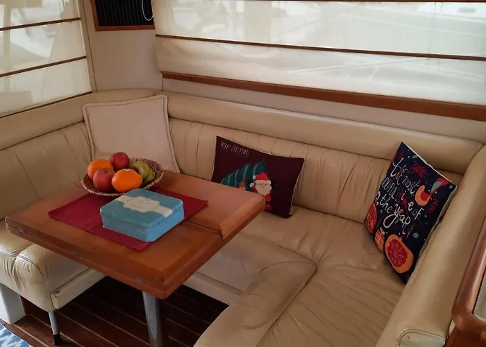 Yaku Wayra Charter 船屋