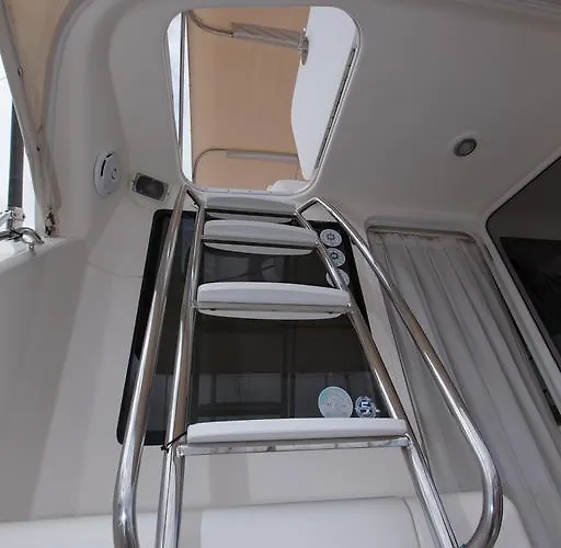 船屋 Yaku Wayra Charter