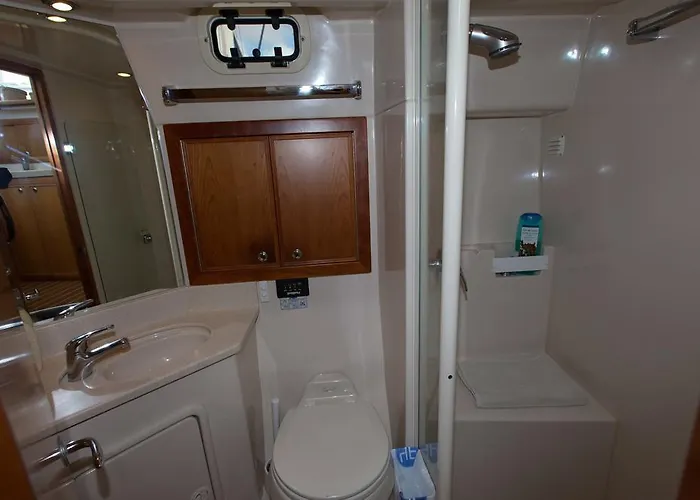 Yaku Wayra Charter 船屋 *