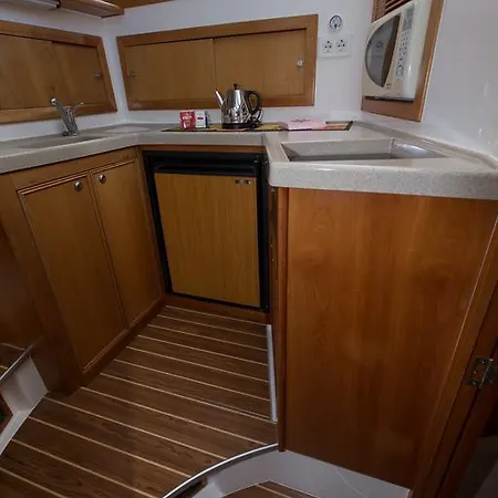 Hotel en barco Yaku Wayra Charter Playa Blanca (Lanzarote)